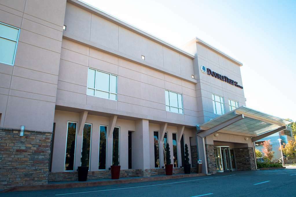 Doubletree By Hilton Hotel Raleigh - Brownstone - University المظهر الخارجي الصورة