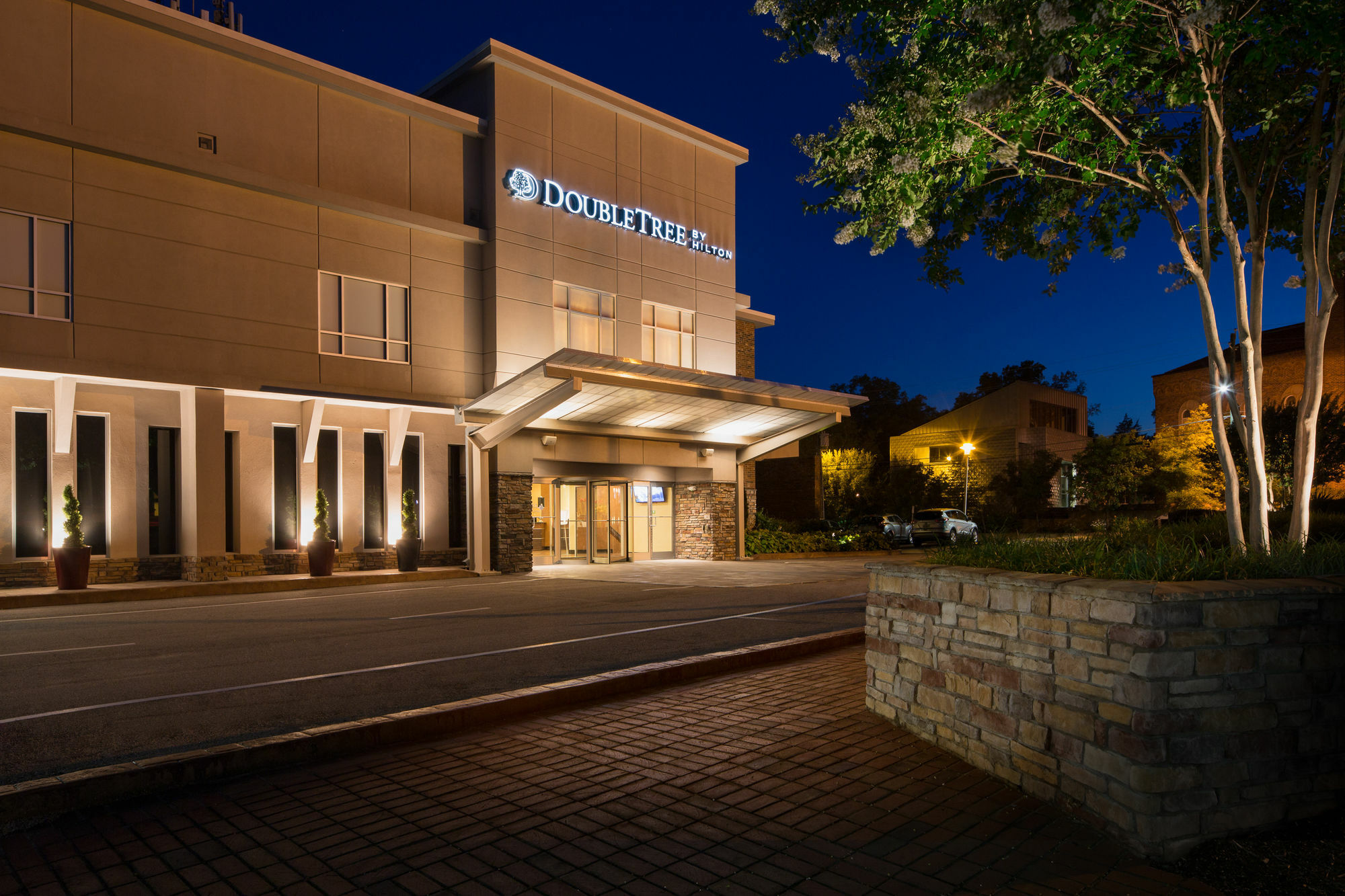 Doubletree By Hilton Hotel Raleigh - Brownstone - University المظهر الخارجي الصورة