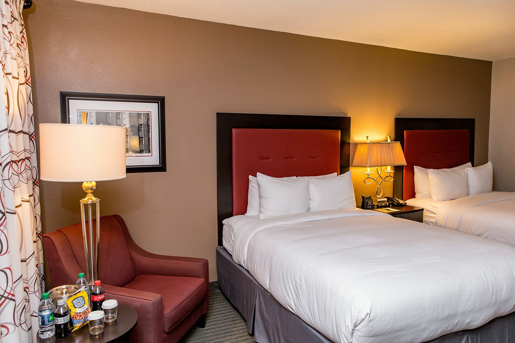 Doubletree By Hilton Hotel Raleigh - Brownstone - University المظهر الخارجي الصورة